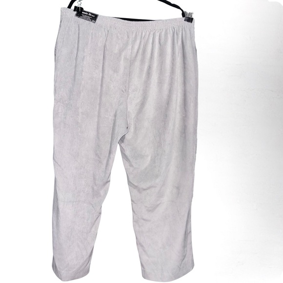 Alfred Dunner Women's Gray Lightweight Corduroy Proportioned Short Pants - Picture 7 of 7